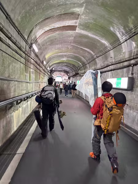 トンネルを少し歩く