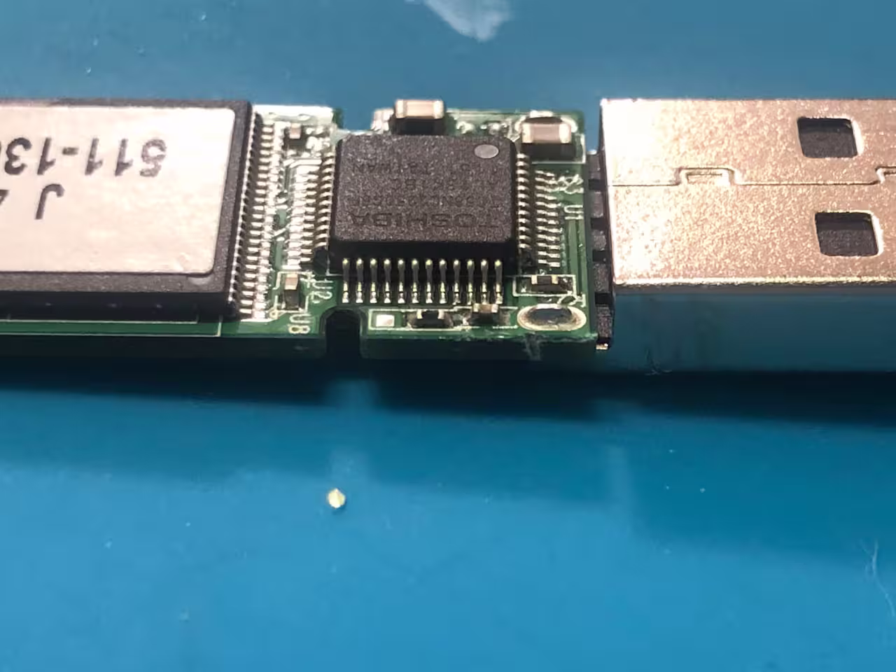 分解したUSBメモリ